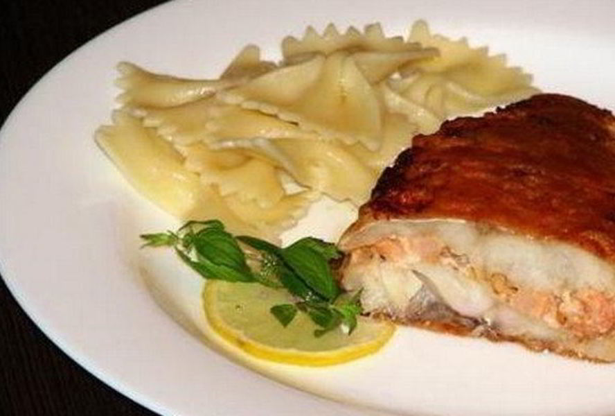 Морской окунь с креветками в духовке