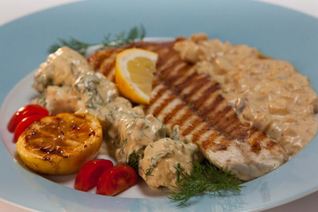 Осетрина гриль с цветной капустой и водка-соусом