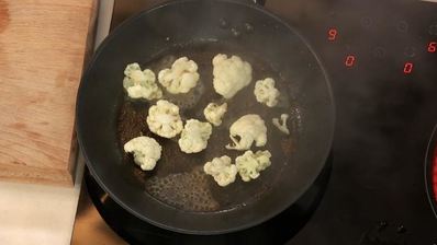 осетрина гриль с цветной капустой и водка-соусом