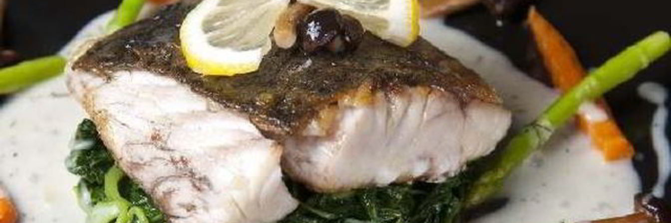 Отварной морской окунь в шпинатном соусе