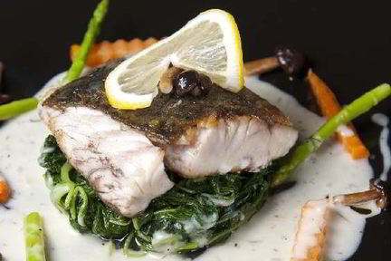 Отварной морской окунь в шпинатном соусе