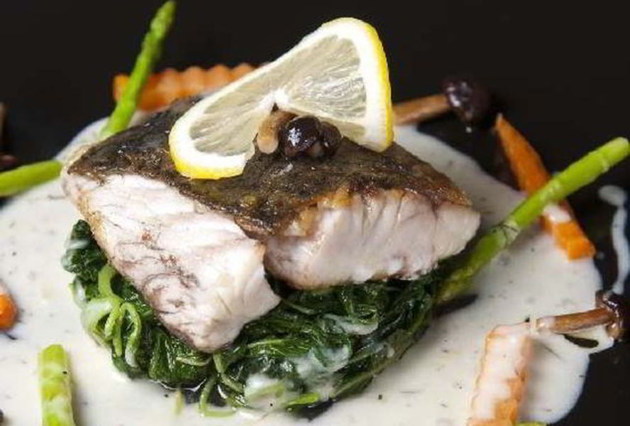 Отварной морской окунь в шпинатном соусе