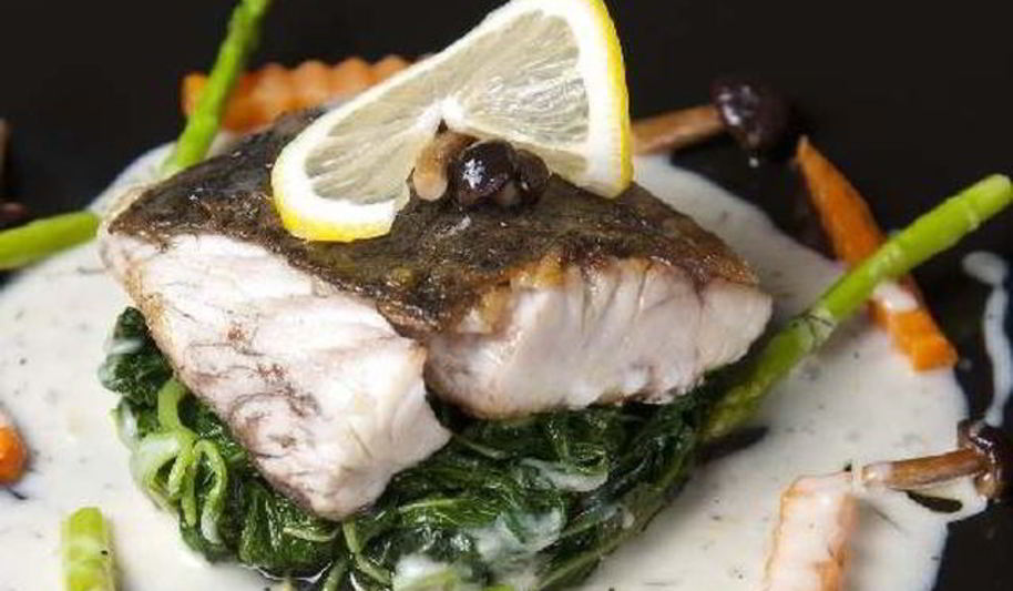 Рецепт отварного морского окуня в шпинатном соусе
