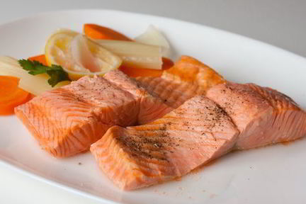 Припущенный лосось с овощами