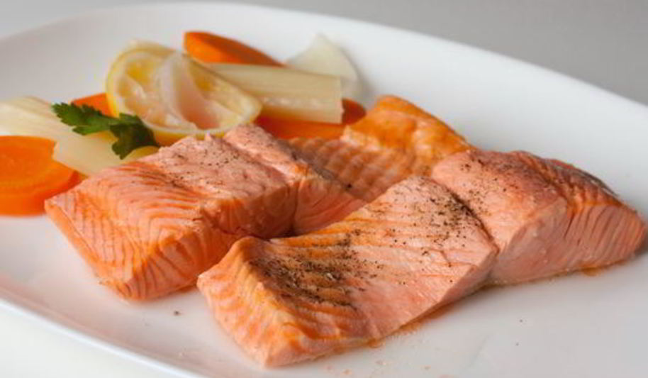 Рецепт припущенного лосося с овощами