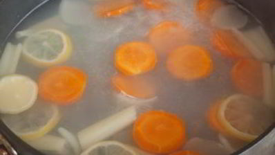 припущенный лосось с овощами