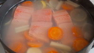 припущенный лосось с овощами