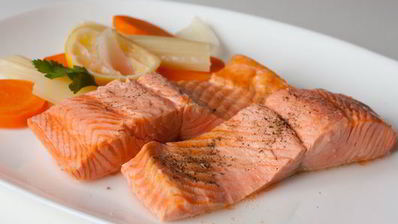 припущенный лосось с овощами