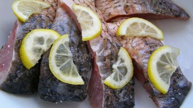 речная рыба в мультиварке с лимонами на пару