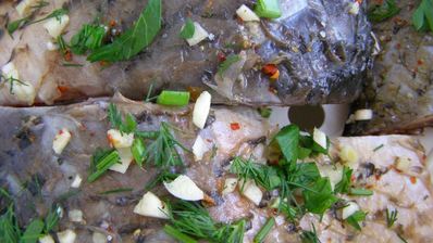 речная рыба в мультиварке с лимонами на пару