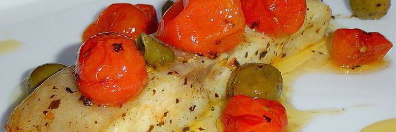 Рыба по-итальянски, запеченная с томатами, оливками и каперсами