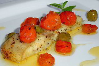 Рыба по-итальянски, запеченная с томатами, оливками и каперсами