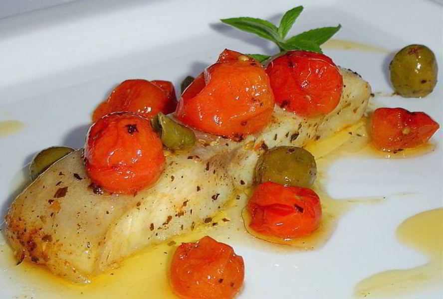 Рыба по-итальянски, запеченная с томатами, оливками и каперсами