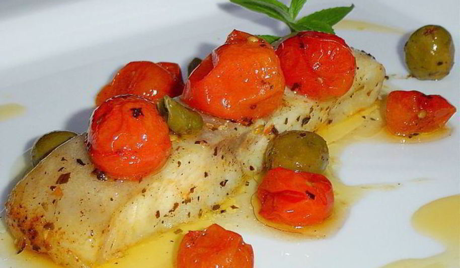 Рецепт рыбы по-итальянски, запеченная с томатами, оливками и каперсами
