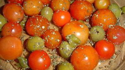 рыба по-итальянски, запеченная с томатами, оливками и каперсами