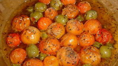 рыба по-итальянски, запеченная с томатами, оливками и каперсами