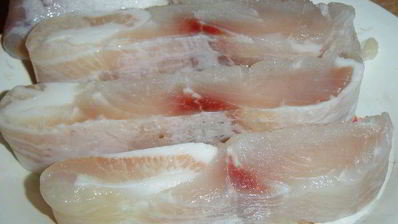 рыба по-итальянски, запеченная с томатами, оливками и каперсами