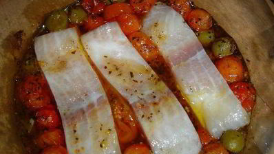 рыба по-итальянски, запеченная с томатами, оливками и каперсами