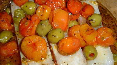 рыба по-итальянски, запеченная с томатами, оливками и каперсами