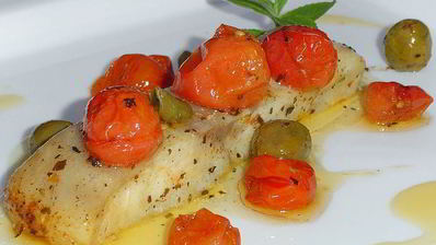 рыба по-итальянски, запеченная с томатами, оливками и каперсами