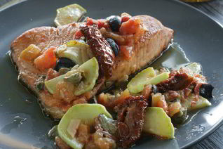 Семга с тушеными овощами