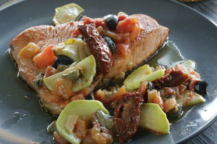 Семга с тушеными овощами