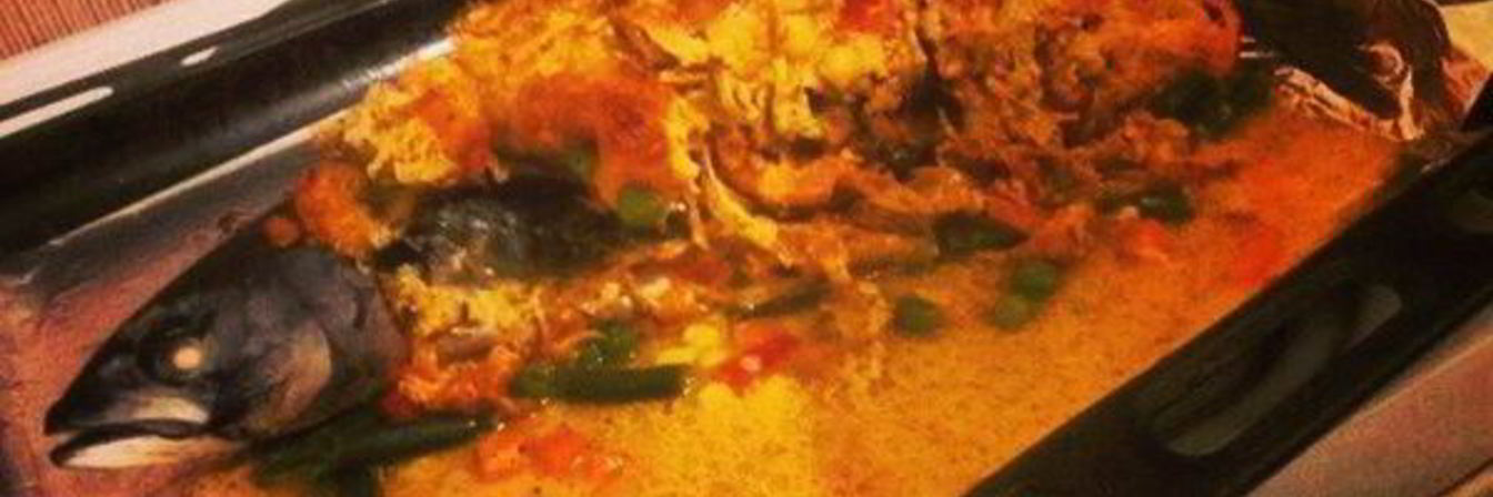 Скумбрия, фаршированная овощами в сметане