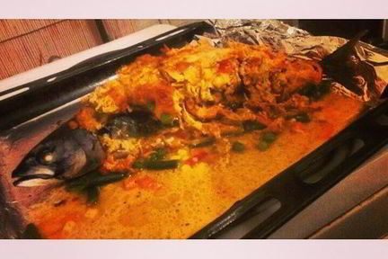 Скумбрия, фаршированная овощами в сметане