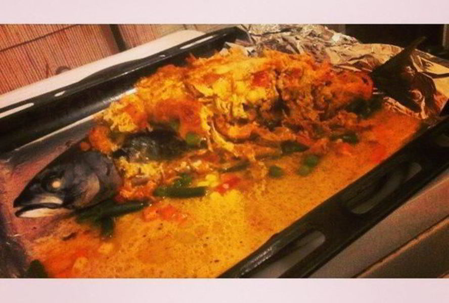 Скумбрия, фаршированная овощами в сметане