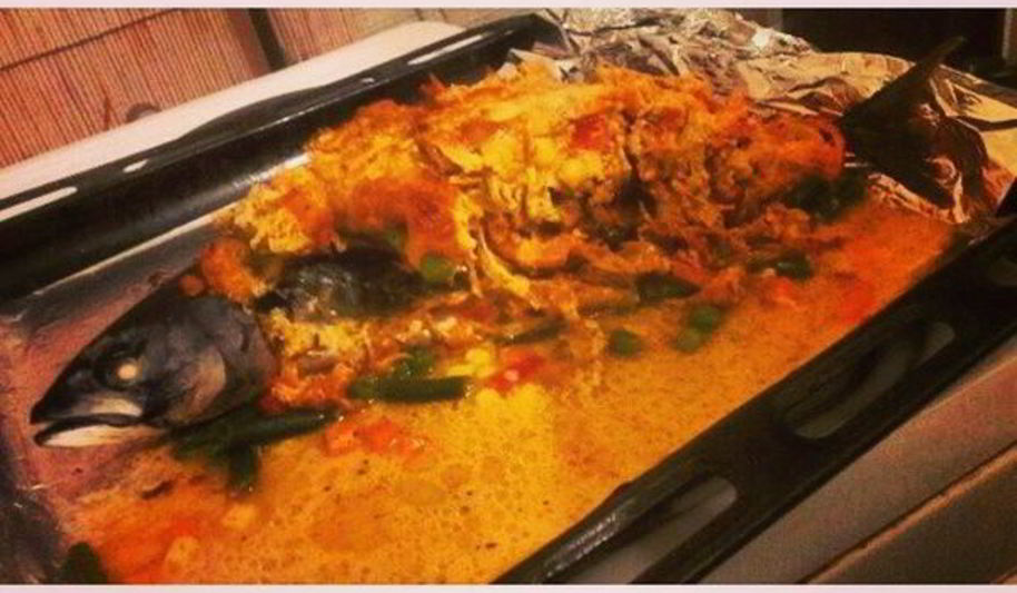 Рецепт скумбрии, фаршированной овощами в сметане