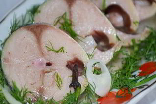 Скумбрия с пряностями в яблочном уксусе