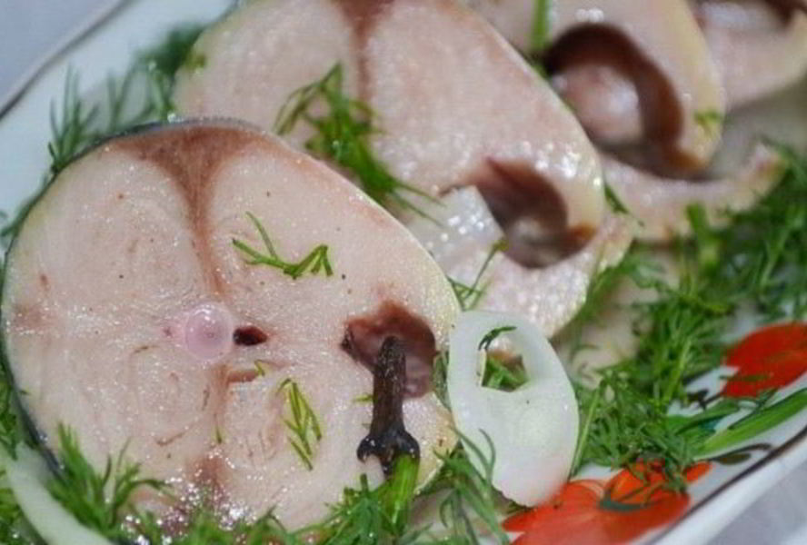 Скумбрия с пряностями в яблочном уксусе