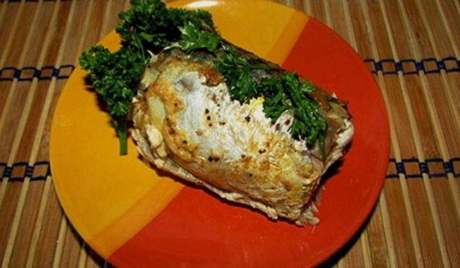Рецепт скумбрии в духовке с луком