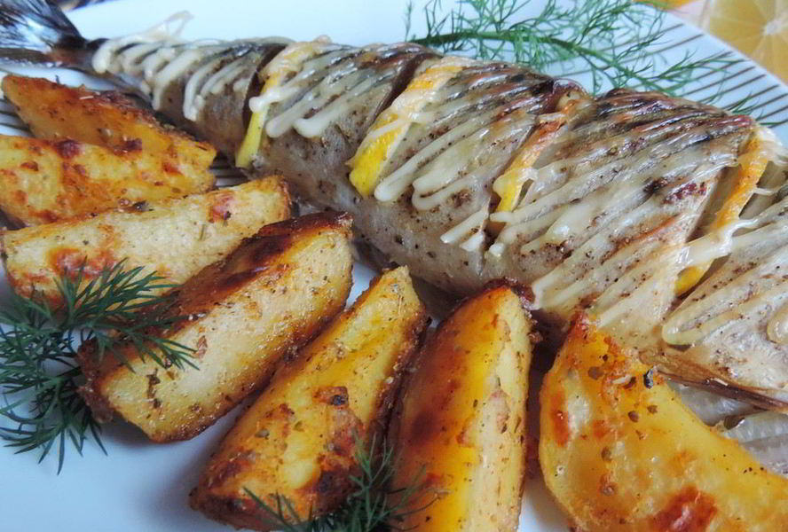 Скумбрия, запеченная с картофелем