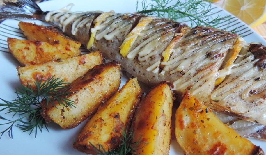 Рецепт скумбрии, запеченной с картофелем