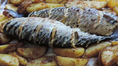 скумбрия, запеченная с картофелем