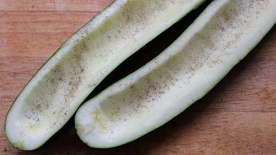 сливочные креветки, запеченные в цукини