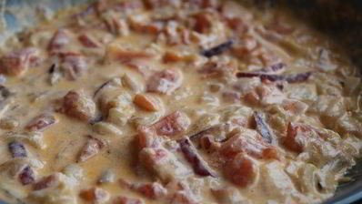 сливочные креветки, запеченные в цукини