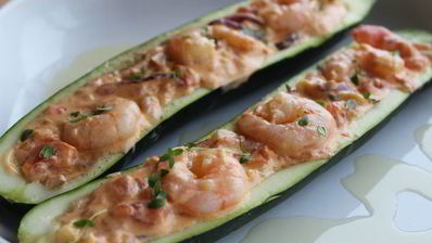 сливочные креветки, запеченные в цукини