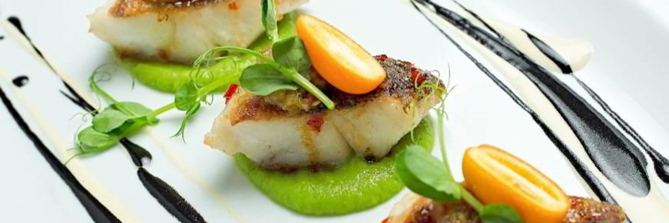 Судак с пюре из зеленого горошка и соусом бербланше