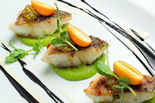 Судак с пюре из зеленого горошка и соусом бербланше