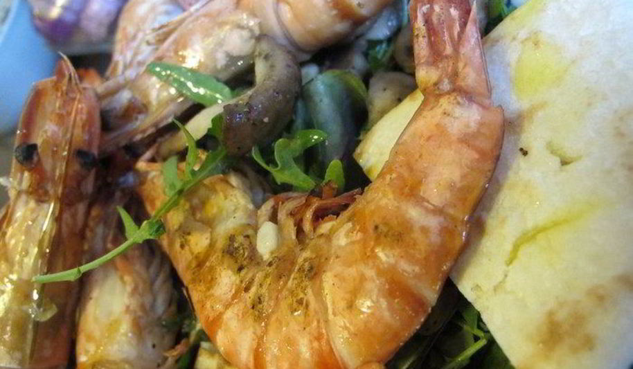 Рецепт тигровых креветок с табаско, лимоном и чесноком на листовой подушке с теплой питой