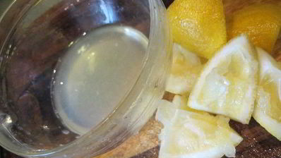 тигровые креветки с табаско, лимоном и чесноком на листовой подушке с теплой питой