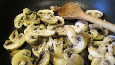 тигровые креветки с табаско, лимоном и чесноком на листовой подушке с теплой питой