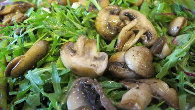 тигровые креветки с табаско, лимоном и чесноком на листовой подушке с теплой питой