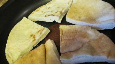 тигровые креветки с табаско, лимоном и чесноком на листовой подушке с теплой питой