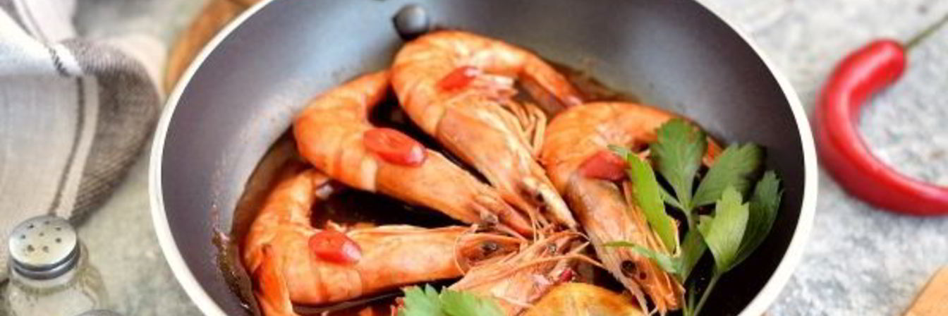 Тигровые креветки, жаренные с чесноком и имбирем