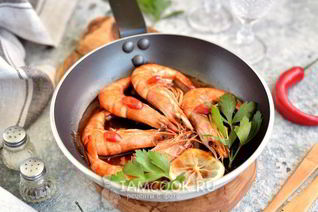 Тигровые креветки, жаренные с чесноком и имбирем