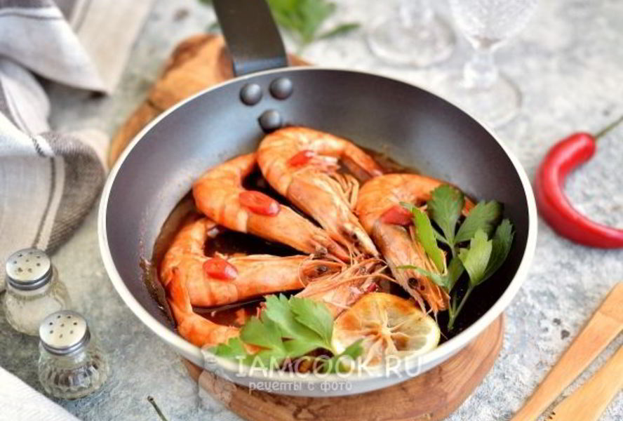 Тигровые креветки, жаренные с чесноком и имбирем