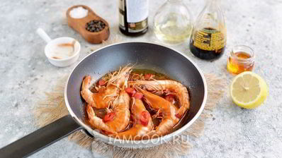 тигровые креветки, жаренные с чесноком и имбирем